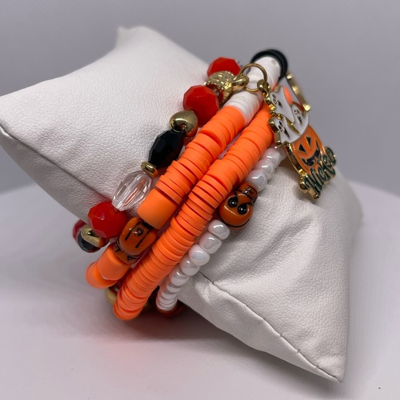 4 Halloween themed stackable bracelets with charms & beads - Picture 9 of 13